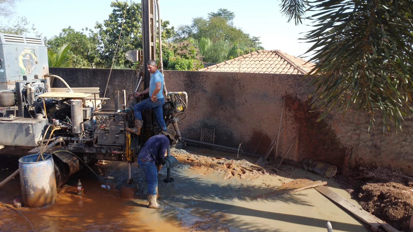 Equipe acompanhando equipamento de perfuração em obra